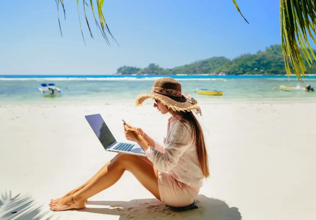 girl-working-beach