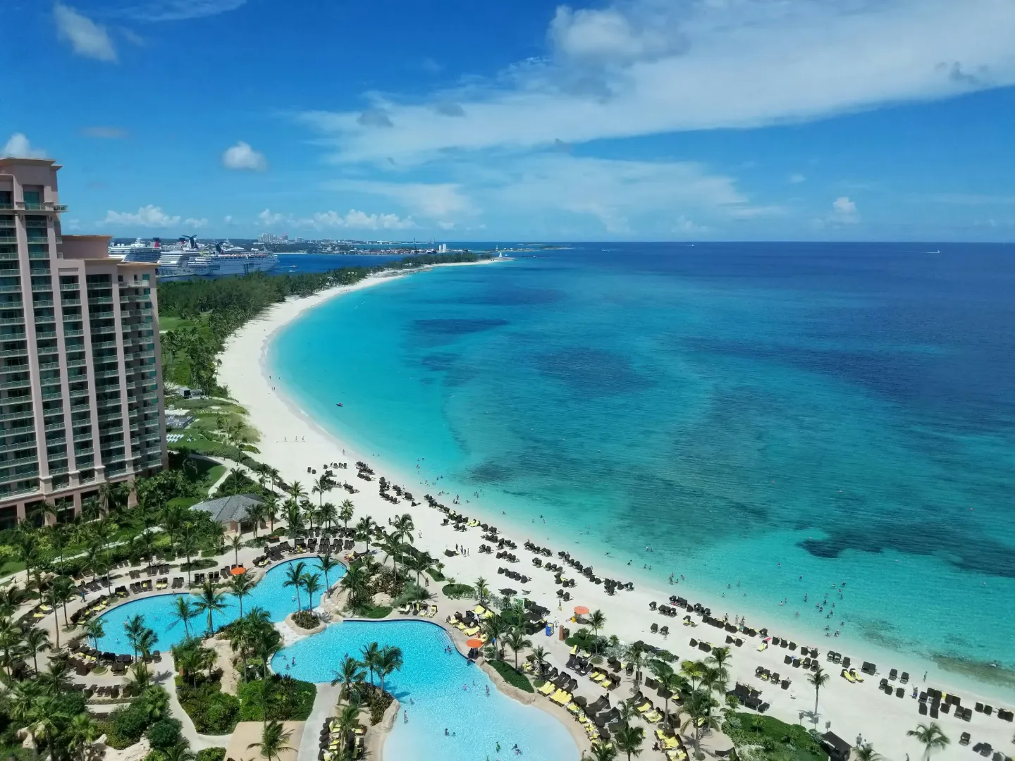 Getting around Nassau, Bahamas by taxi and jitney bus